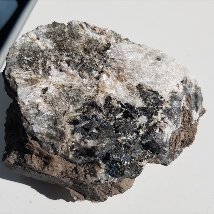 Chalkozyn wraz z krystalicznym anhydrytem w pustce w dolomicie z LGOM-u