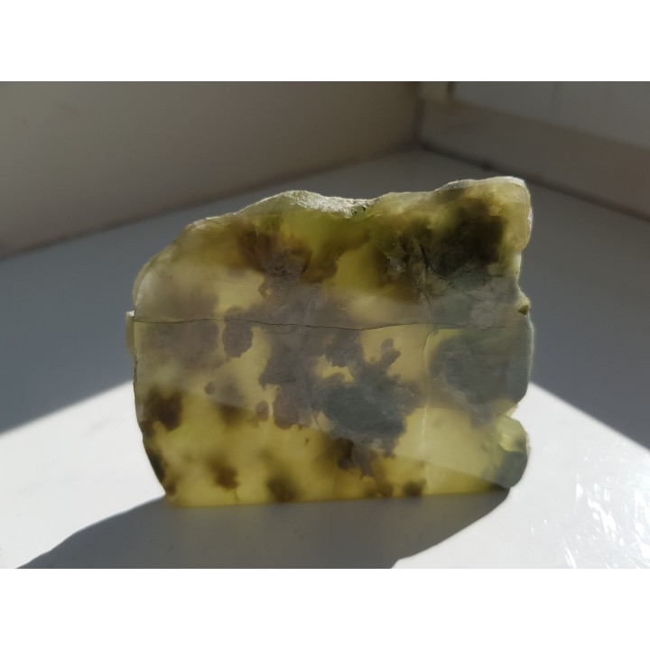 Masywny, przejrzysty, zielony wezuwian z Rosji