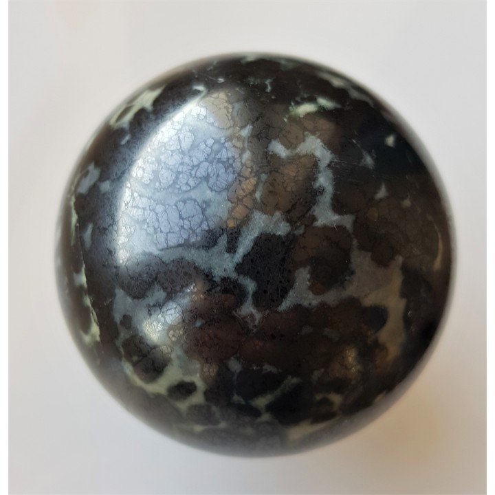 Kula polerowana z chromitu z Tąpadeł