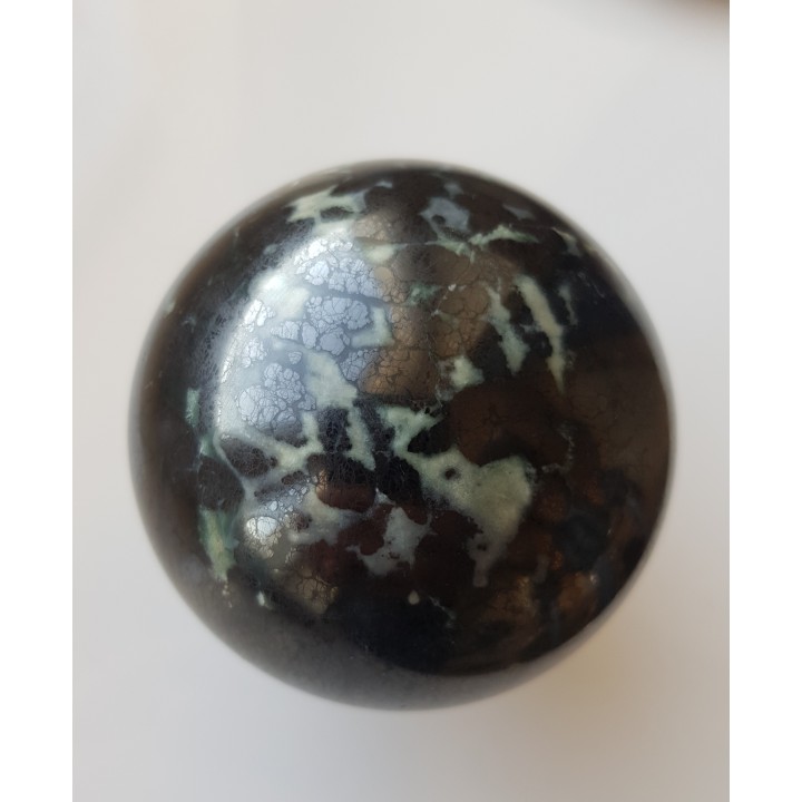 Kula polerowana z chromitu z Tąpadeł