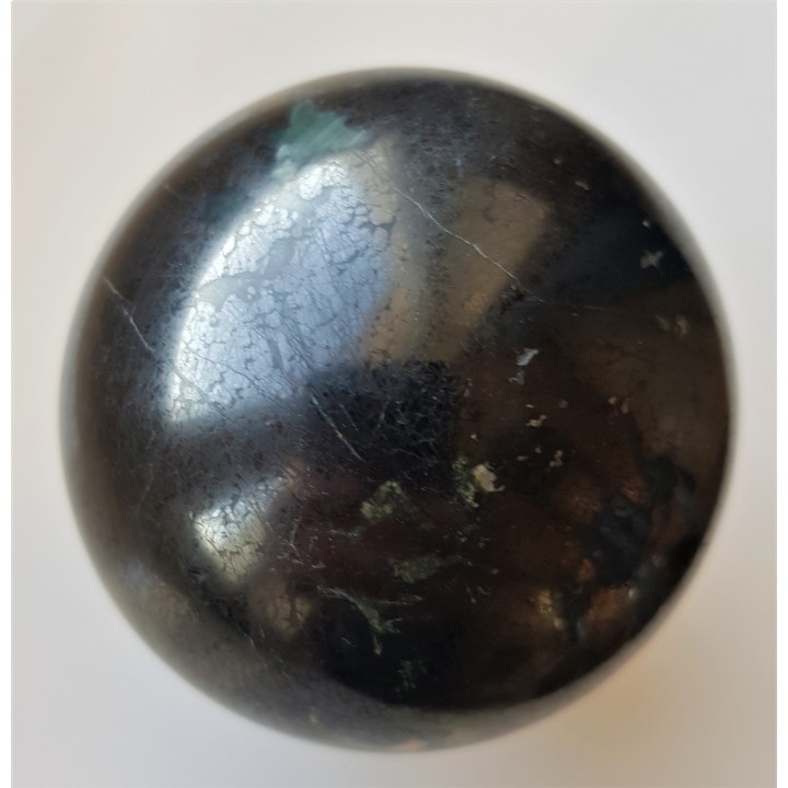 Kula polerowana z chromitu z Tąpadeł