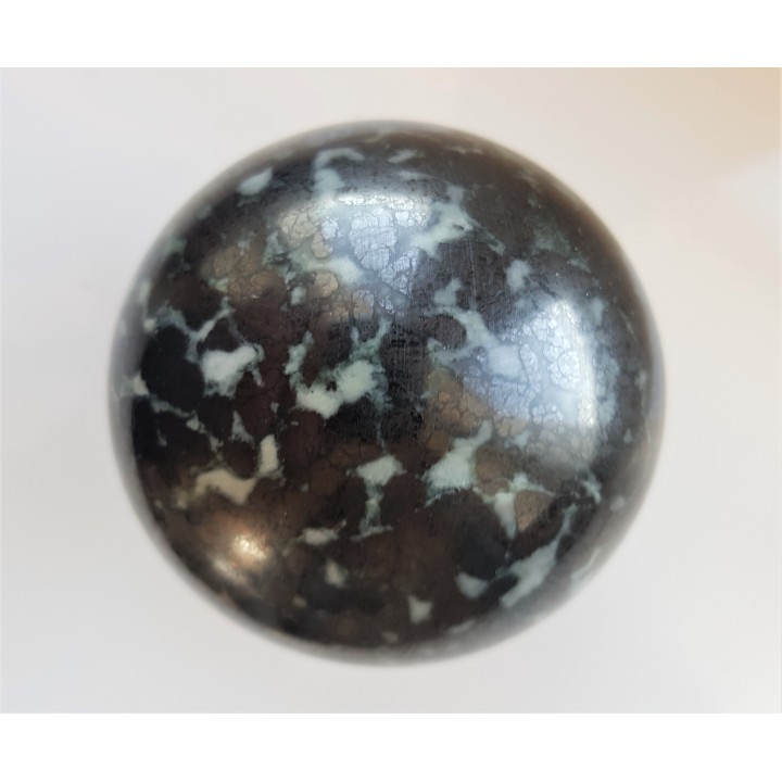 Kula polerowana z chromitu z Tąpadeł