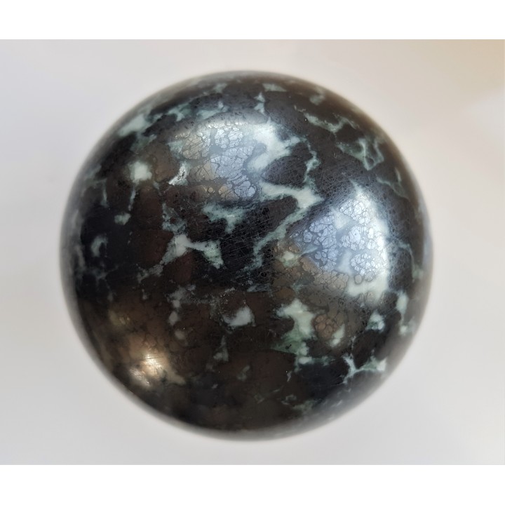Kula polerowana z chromitu z Tąpadeł