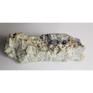 Skupienie kryształów tremolitu z Miedzianki