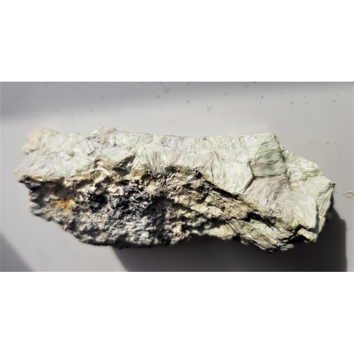 Skupienie kryształów tremolitu z Miedzianki