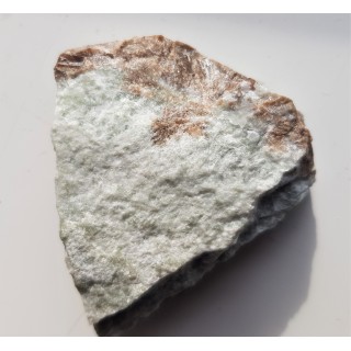 Kryształy wezuwianu w skarnie z Samborowiczek