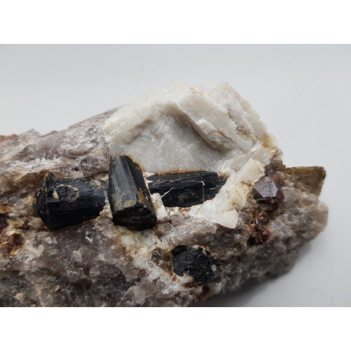 Zrost szerli oraz granat w pegmatycie z Piławy Górnej