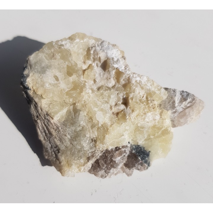 Duże, masywne skupienie zielonożółtego prehnitu z Zimnika k. Strzegomia