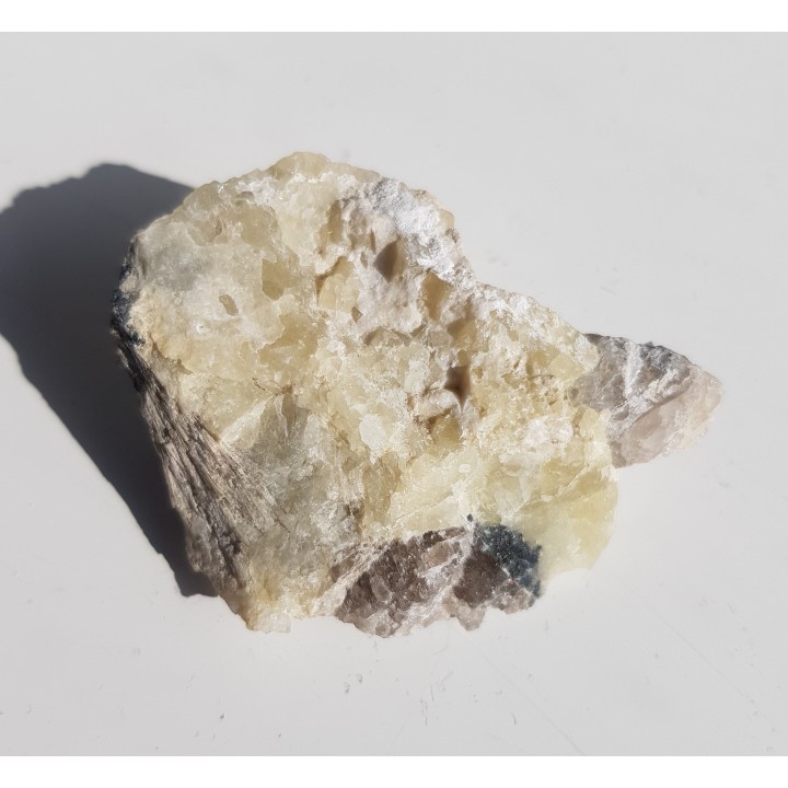 Duże, masywne skupienie zielonożółtego prehnitu z Zimnika k. Strzegomia