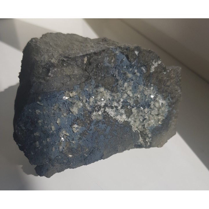 Piękna druza phillipsytu na bazalcie z Grabiszyc