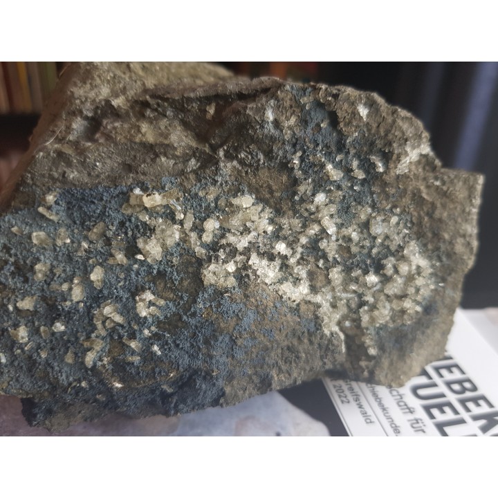 Piękna druza phillipsytu na bazalcie z Grabiszyc