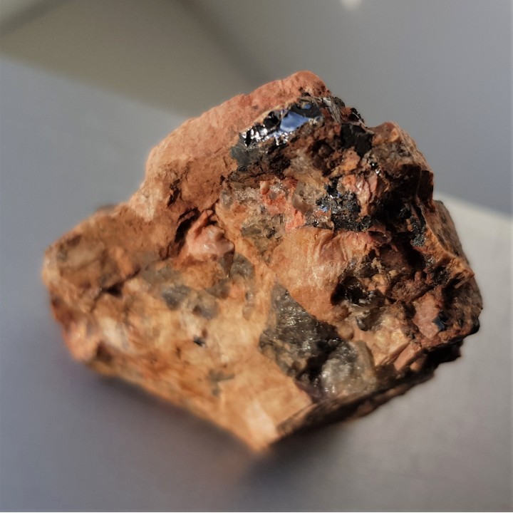 Fergusonit ze Skalnej Bramy k. Szklarskiej Poręby