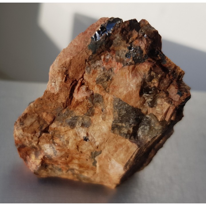 Fergusonit ze Skalnej Bramy k. Szklarskiej Poręby