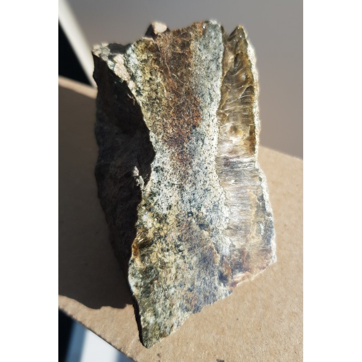 Miąższa żyła iryzującego syllimanitu w gnejsie sowiogórskim z okolic Dzierżoniowa