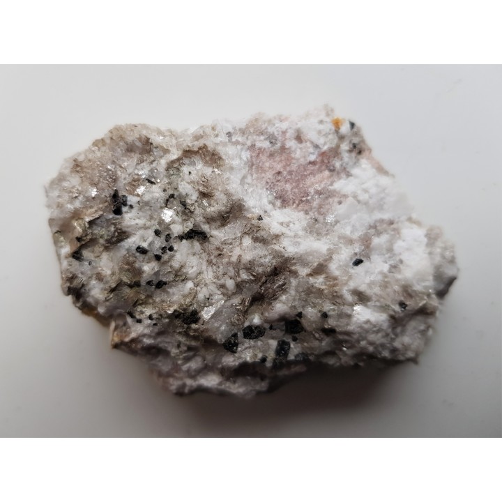 Andaluzyt i turmalin w pegmatycie z Izerskich Garbów