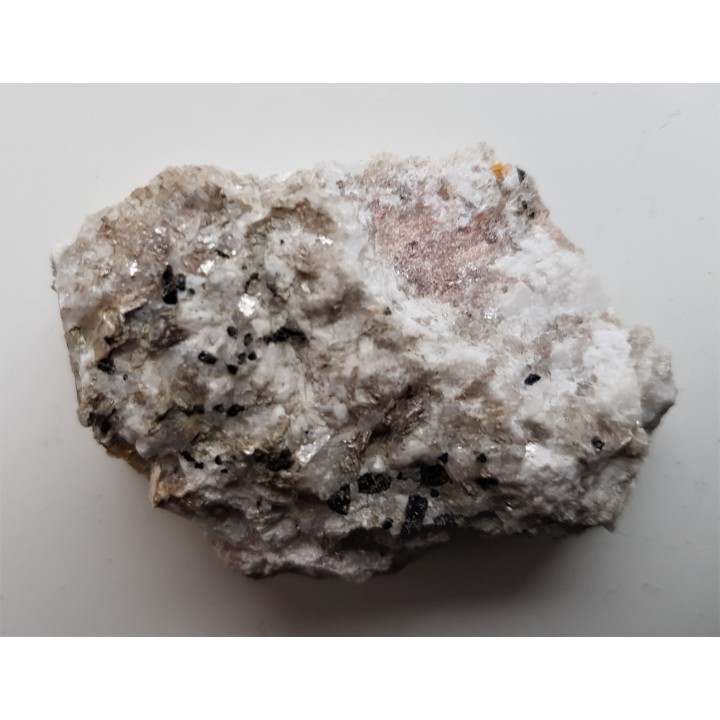 Andaluzyt i turmalin w pegmatycie z Izerskich Garbów