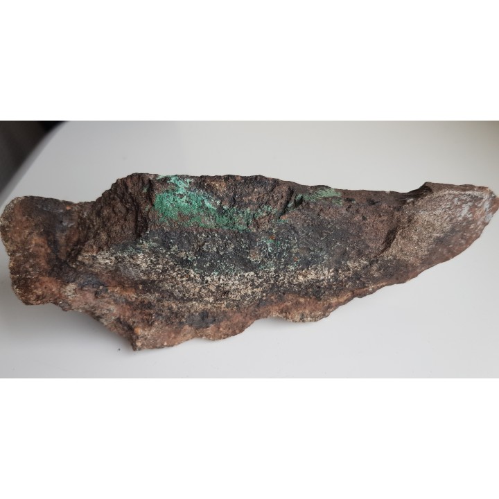 Zlepieniec ze Starych Bogaczowic z impregnacjami malachitu i minerałów rudnych