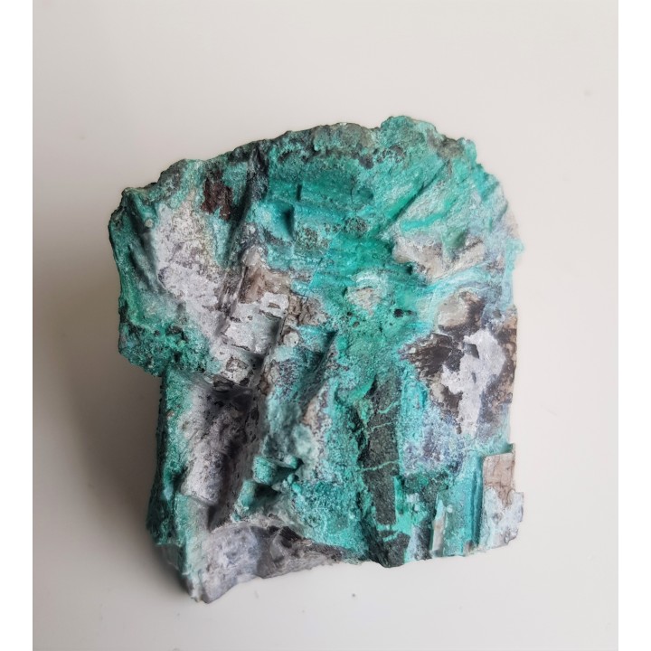 Brochantyt pokrywający romboedry kalcytu z Ciechanowic k. Miedzianki sudeckiej