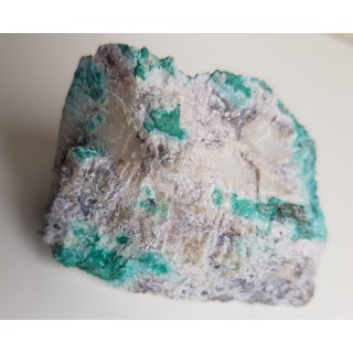 Brochantyt pokrywający romboedry kalcytu z Ciechanowic k. Miedzianki sudeckiej