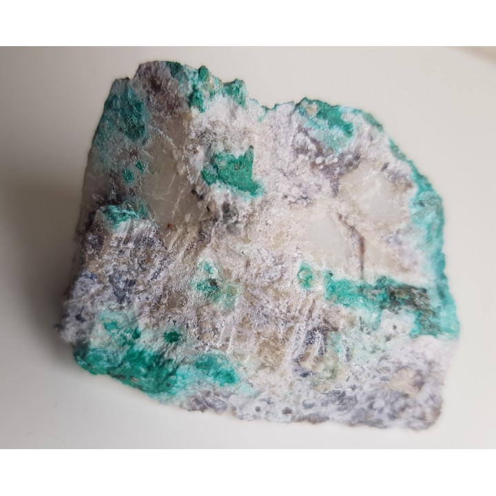 Brochantyt pokrywający romboedry kalcytu z Ciechanowic k. Miedzianki sudeckiej