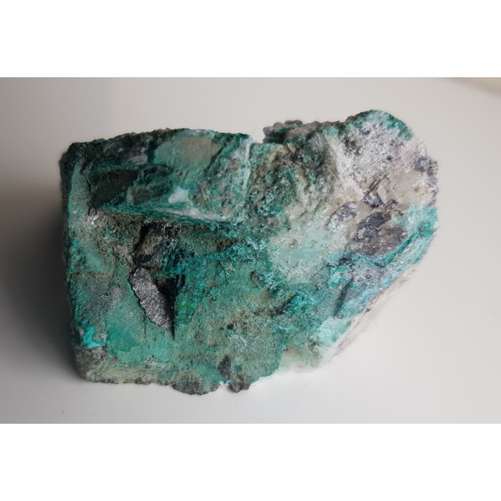 Brochantyt pokrywający romboedry kalcytu z Ciechanowic k. Miedzianki sudeckiej