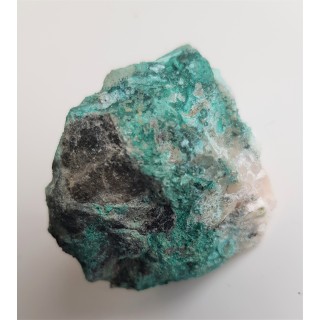 Brochantyt pokrywający romboedry kalcytu z Ciechanowic k. Miedzianki sudeckiej