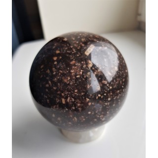 Piękna kula z porfirowatego syenitu/trachitu (pobrzeże Bałtyku)