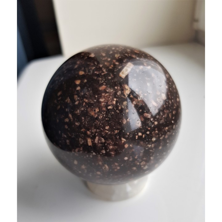 Piękna kula z porfirowatego syenitu/trachitu (pobrzeże Bałtyku)