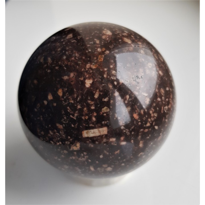 Piękna kula z porfirowatego syenitu/trachitu (pobrzeże Bałtyku)