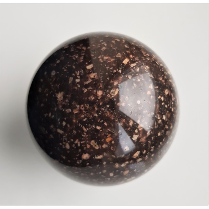 Piękna kula z porfirowatego syenitu/trachitu (pobrzeże Bałtyku)