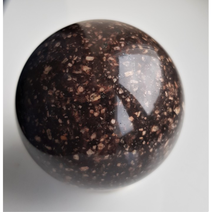 Piękna kula z porfirowatego syenitu/trachitu (pobrzeże Bałtyku)