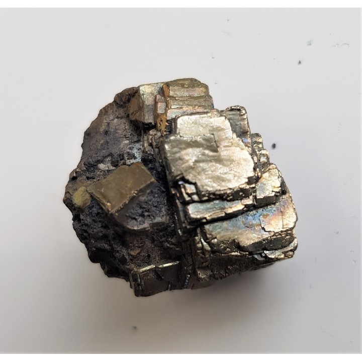 Grupa idealnie całych kryształów pirytu z kopalni Szczygłowice