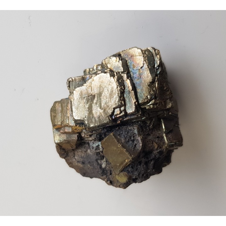 Grupa idealnie całych kryształów pirytu z kopalni Szczygłowice