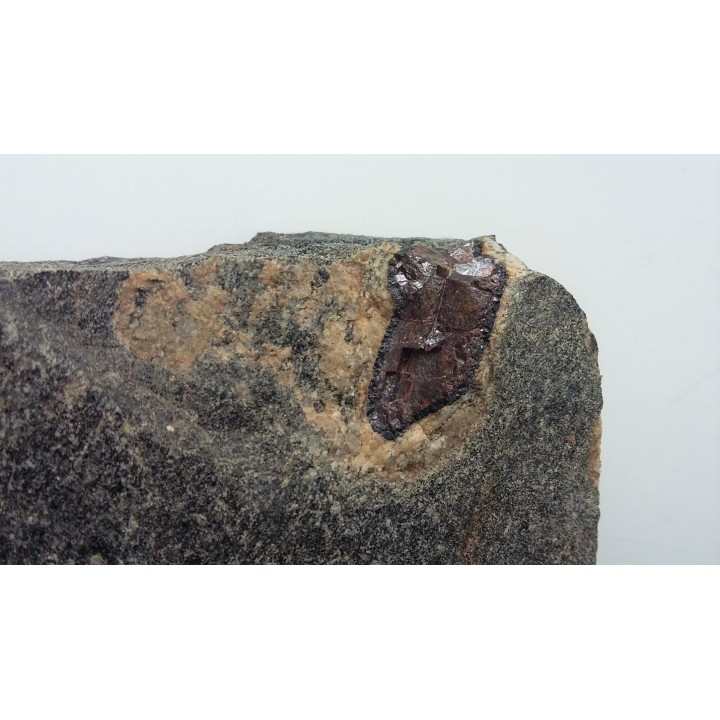 Ciemnoczerwony rutyl z Gór Sowich