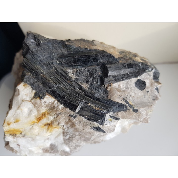 Grupa pięknie błyszczących kryształów turmalinu (szerl) z Piławy Grn.