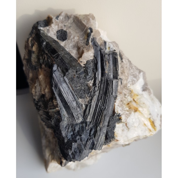 Grupa pięknie błyszczących kryształów turmalinu (szerl) z Piławy Grn.