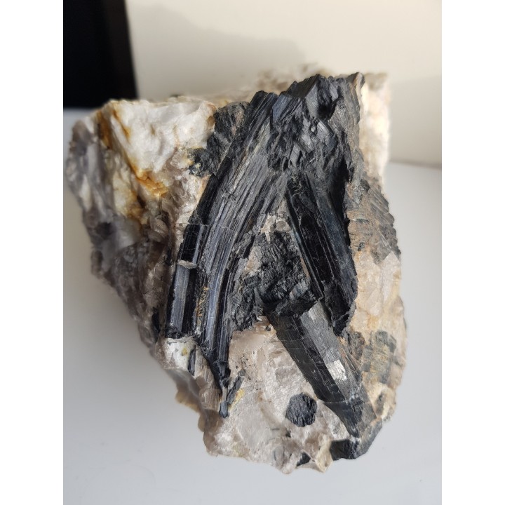 Grupa pięknie błyszczących kryształów turmalinu (szerl) z Piławy Grn.