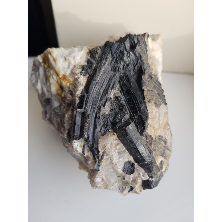 Grupa pięknie błyszczących kryształów turmalinu (szerl) z Piławy Grn.