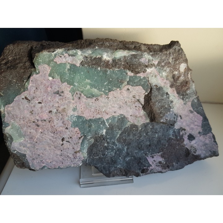 Wielka płyta piaskowca pokryta różowym alumohydrokalcytem i zielonym dickitem z Nowej Rudy