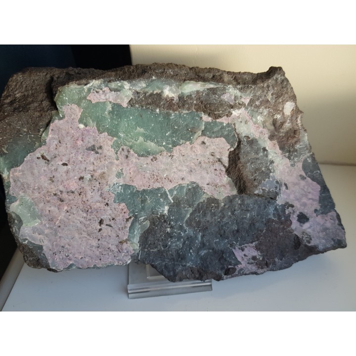 Wielka płyta piaskowca pokryta różowym alumohydrokalcytem i zielonym dickitem z Nowej Rudy