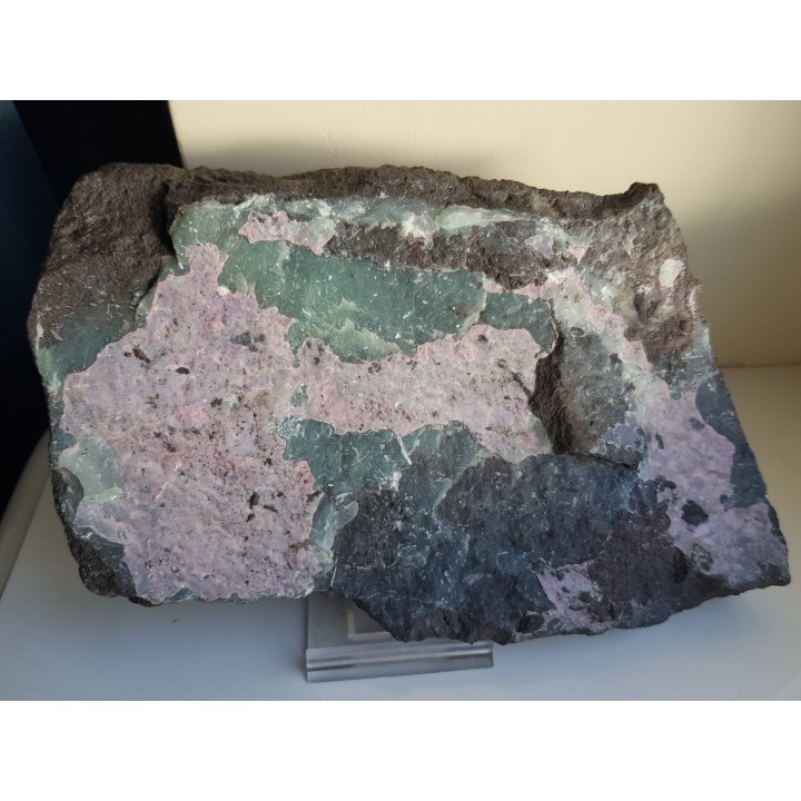 Wielka płyta piaskowca pokryta różowym alumohydrokalcytem i zielonym dickitem z Nowej Rudy