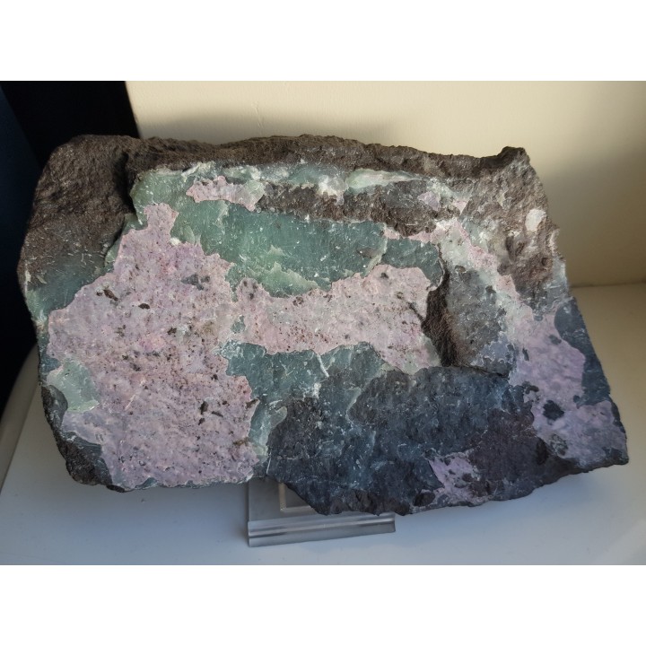 Wielka płyta piaskowca pokryta różowym alumohydrokalcytem i zielonym dickitem z Nowej Rudy