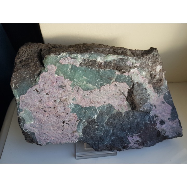 Wielka płyta piaskowca pokryta różowym alumohydrokalcytem i zielonym dickitem z Nowej Rudy