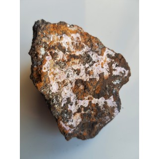 Różowe naskorupienia alumohydrokalcytu na skale macierzystej z Nowej Rudy