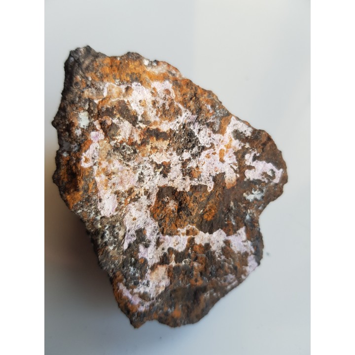 Różowe naskorupienia alumohydrokalcytu na skale macierzystej z Nowej Rudy