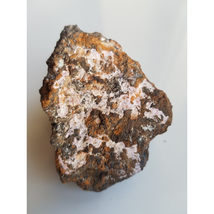 Różowe naskorupienia alumohydrokalcytu na skale macierzystej z Nowej Rudy