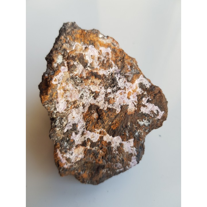 Różowe naskorupienia alumohydrokalcytu na skale macierzystej z Nowej Rudy