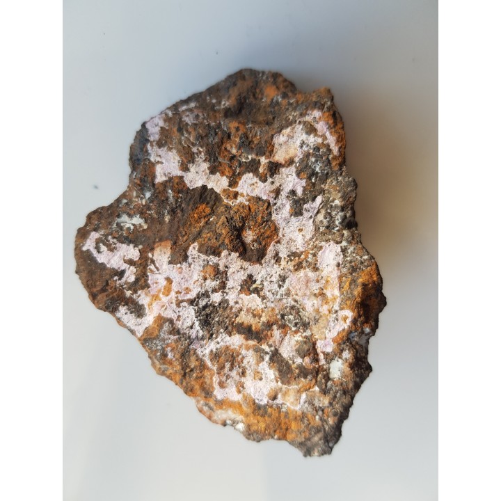 Różowe naskorupienia alumohydrokalcytu na skale macierzystej z Nowej Rudy