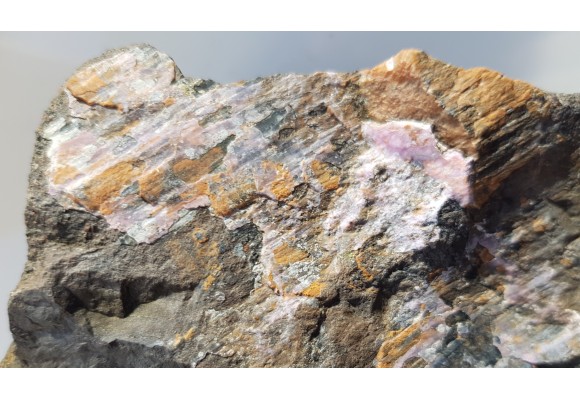 Skupienia i powłoki różowego alumohydrokalcytu na skale macierzystej z Nowej Rudy