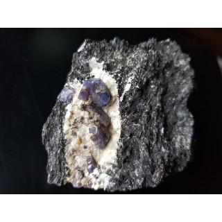 Kryształy dwubarwnego szafiru (z czerwonymi strefami) z Madagaskaru (Zazafotsy)